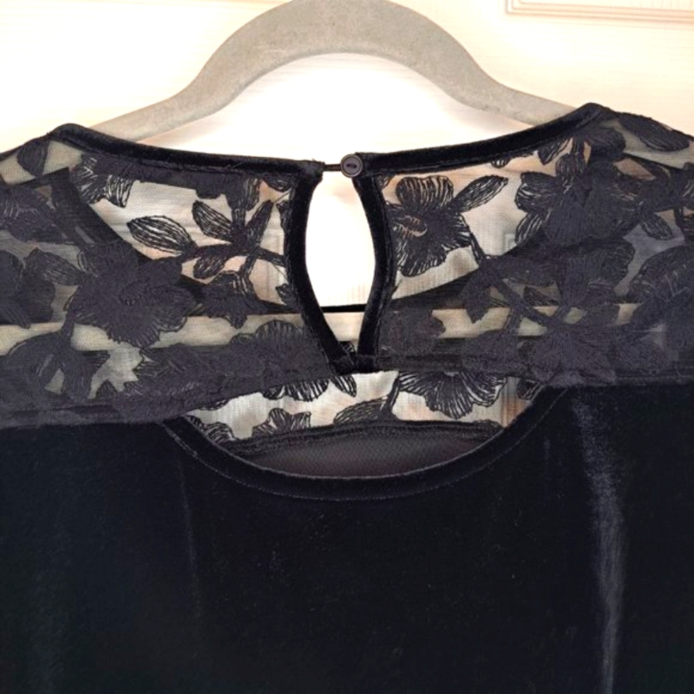Doe & Rae Long Bell Sleeved Black Lace Keyhole Velvet Blouse Size Large - Picture 4 of 7